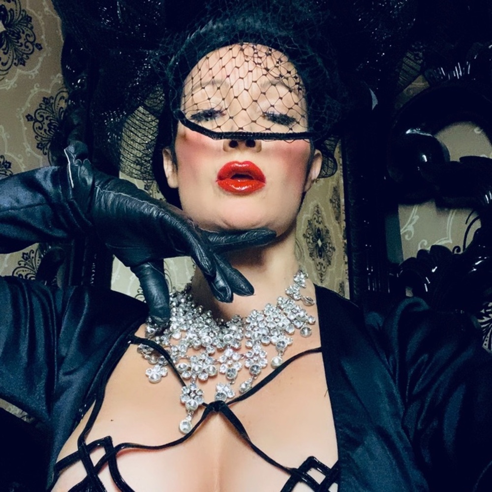 Meet your Posher, Angeliki